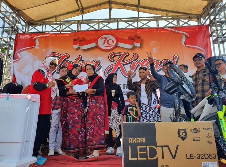 Dalam Rangka Menyambut HUT RIj Ke – 79, Kelurahan Campurejo Mengadakan Lomba Jalan Santai Kreasi