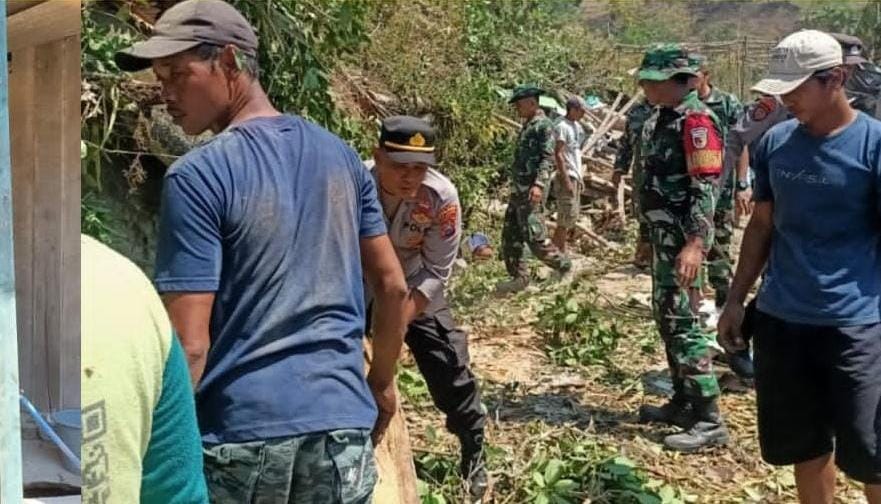 Respon Cepat Polres Nganjuk bersama Warga Lakukan Kerja Bakti untuk Bersihkan Puing Rumah Tertimpa Pohon di Desa Losari