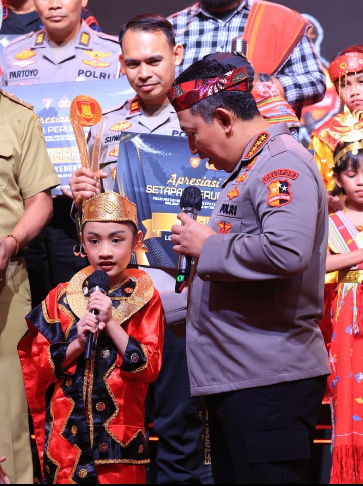 Kapolri dan Ketua Bhayangkari Sapa Dua Anak Pemenang Lomba Setapak Perubahan