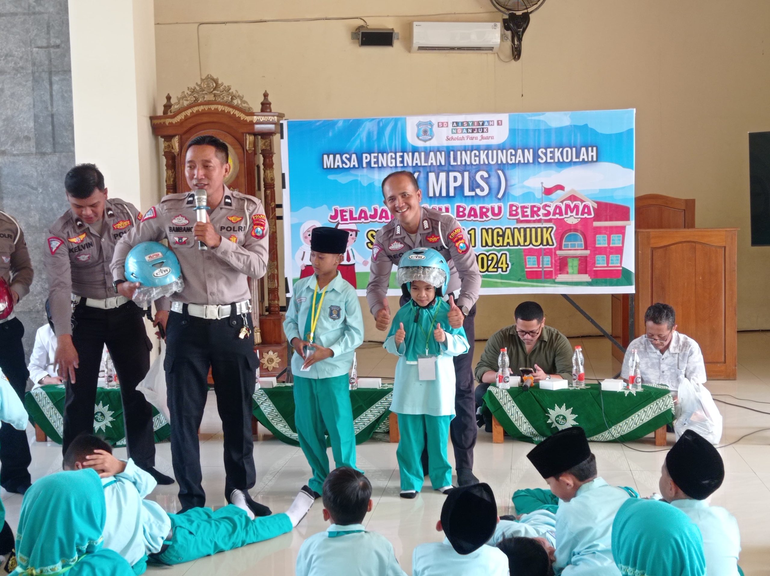 Edukasi Menarik! Anak SD Aisiyah 1 Nganjuk Belajar Keselamatan Lalu Lintas dengan Simulasi Praktis