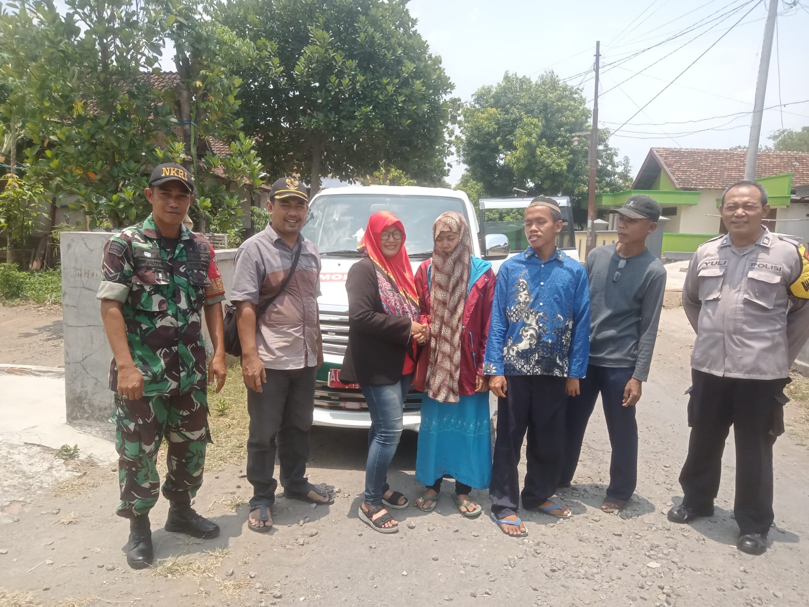Polres Nganjuk Bersama GAPENTA Dan Relawan  Evakuasi Dua Penderita ODGJ di Desa Kelurahan ke RSJ Menur Surabaya