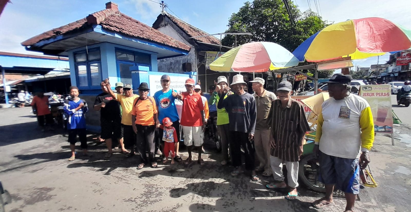 LSM MAPAK Bagikan Zakat Fitrah untuk Abang Becak dan Kaum Dhuafa di Nganjuk