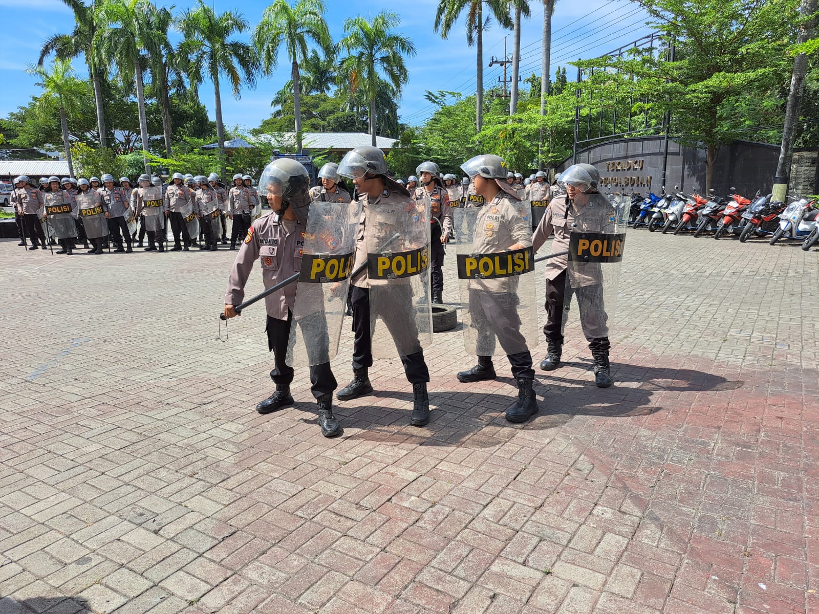 Polres Nganjuk Cek Kesiapan Personel dan peralatan Dalmas Sambut Hari Buruh 2025
