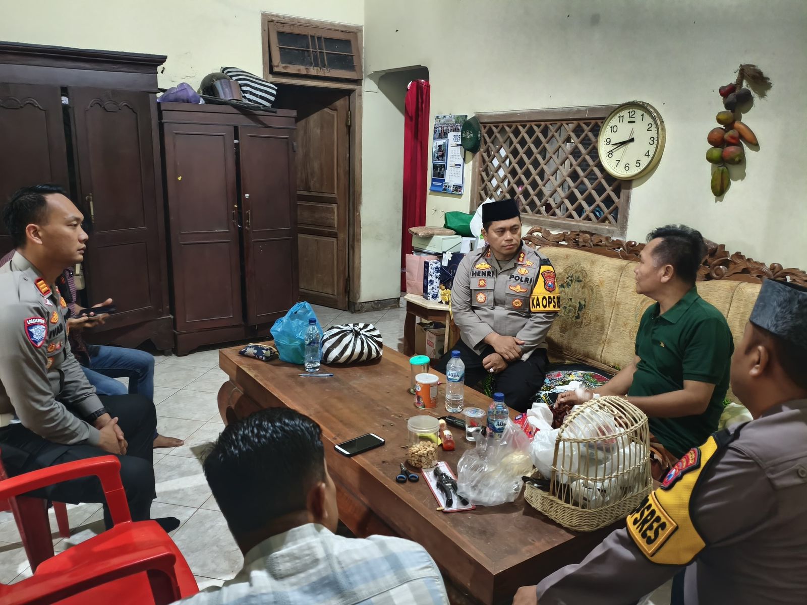 Dukung Proses Pemulihan, Kapolres Nganjuk Jenguk Kasat Binmas di Prambon