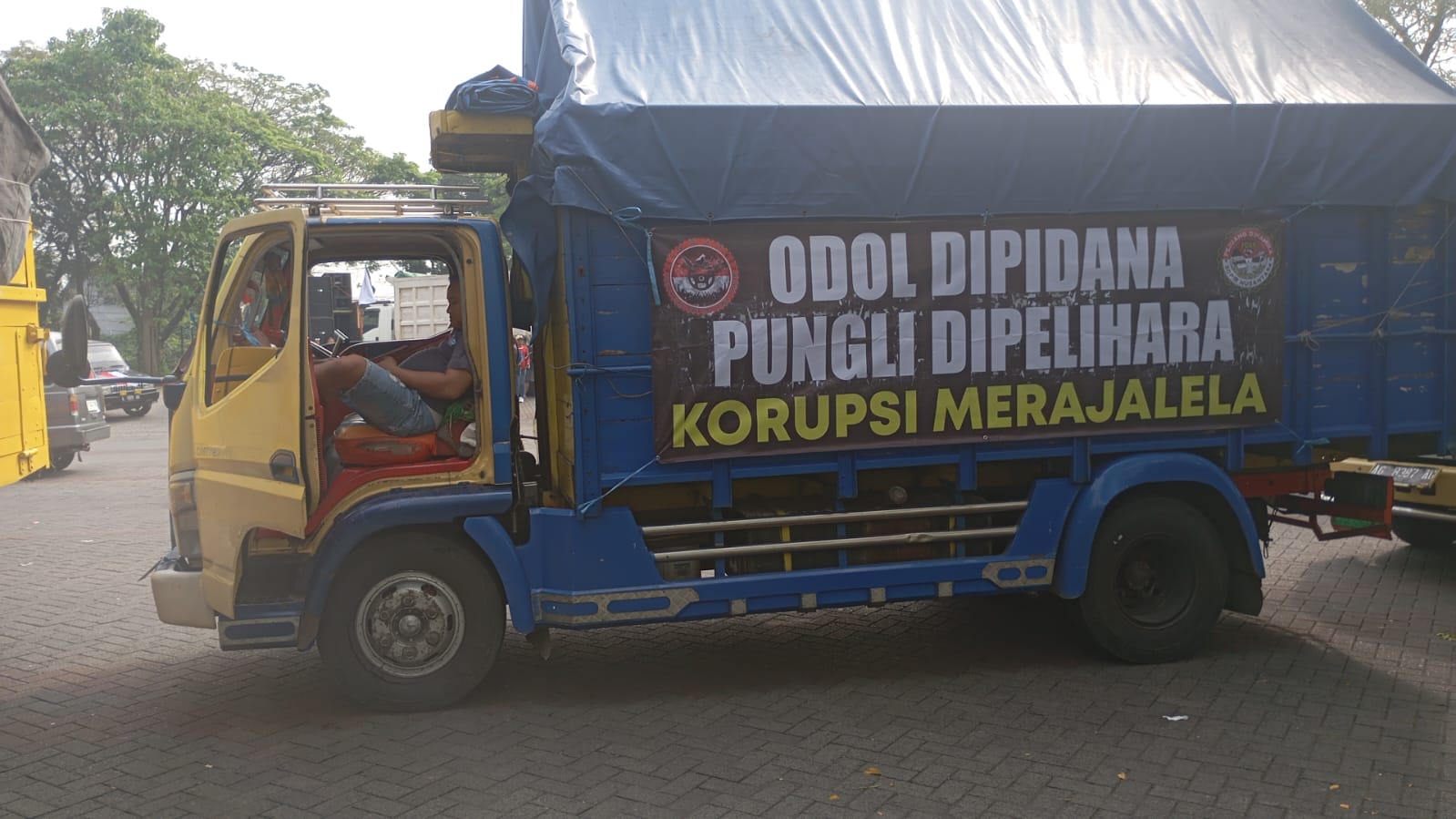 Ratusan Sopir Truk Nganjuk Geruduk Surabaya, Tolak Penerapan Penuh Aturan ODOL